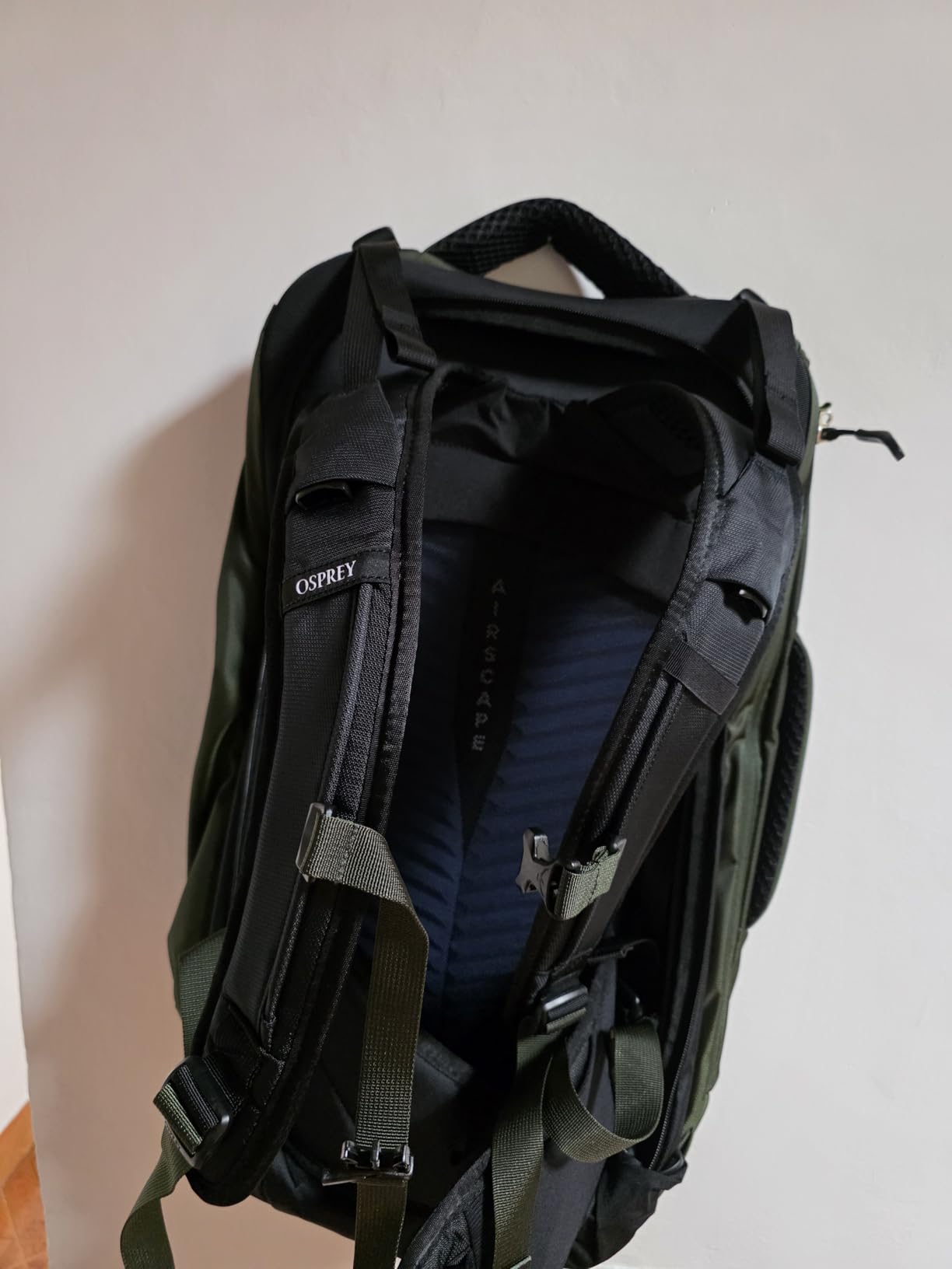 Osprey Farpoint 40L Men's Travel Backpack, Tunnel Vision Grey customer photo 2