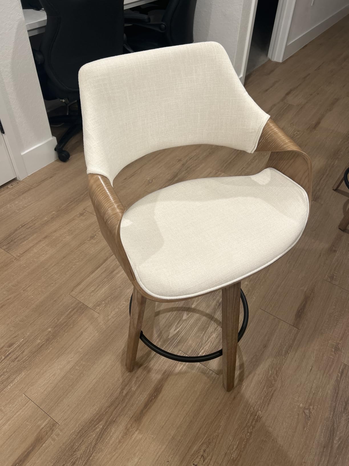 HNY 26 Inch Swivel Bar Stools with Back Set of 4, Brown Faux Leather Upholstered Counter Height Barstools with Solid Bentwood Frame, Round Footrest, Modern Barrel Counter Stools for Kitchen Island customer photo 1